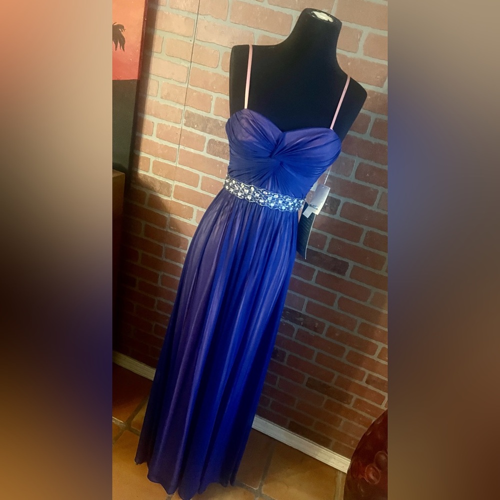 Stunning NWT semi-formal/formal evening dress. - Picture 2 of 6